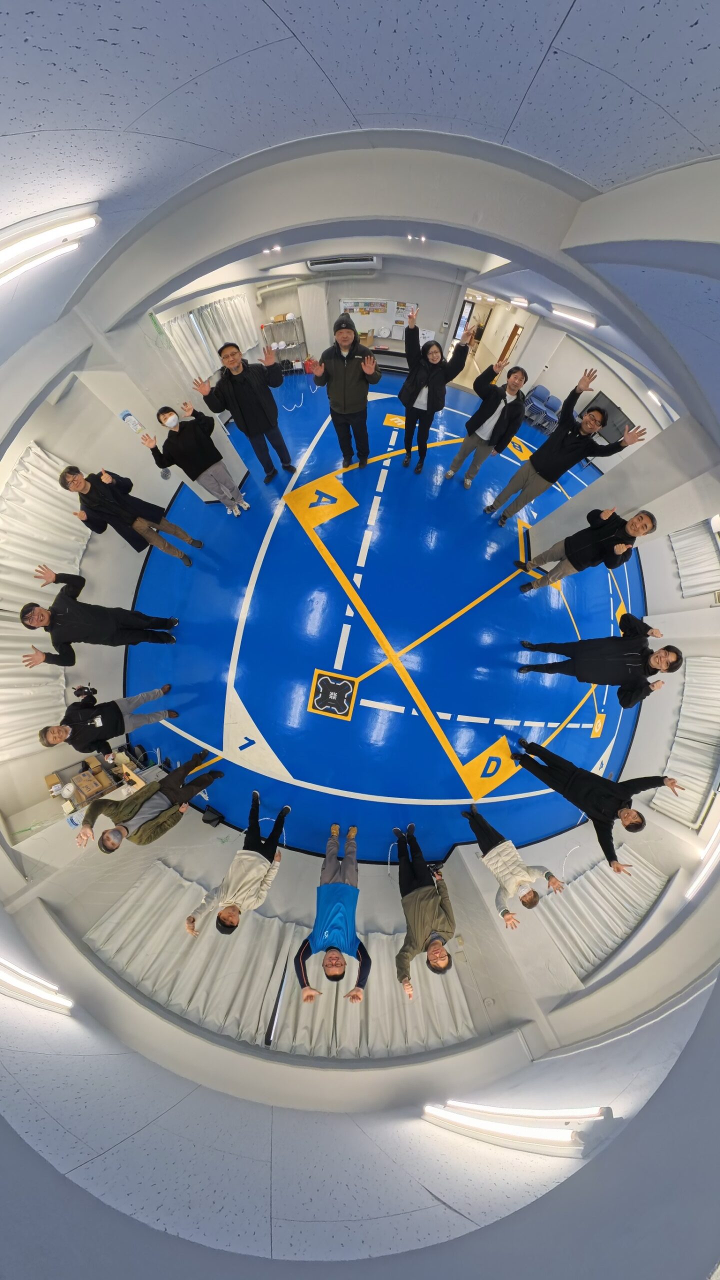 K.S.ドローンカレッジ外観と来場者集合の様子