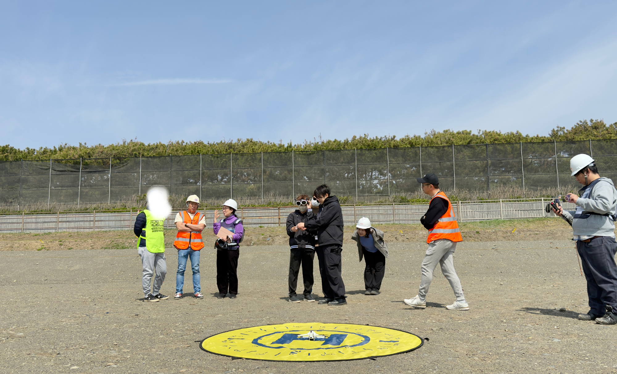 Antigravity A1の操縦体験を行う参加者の様子