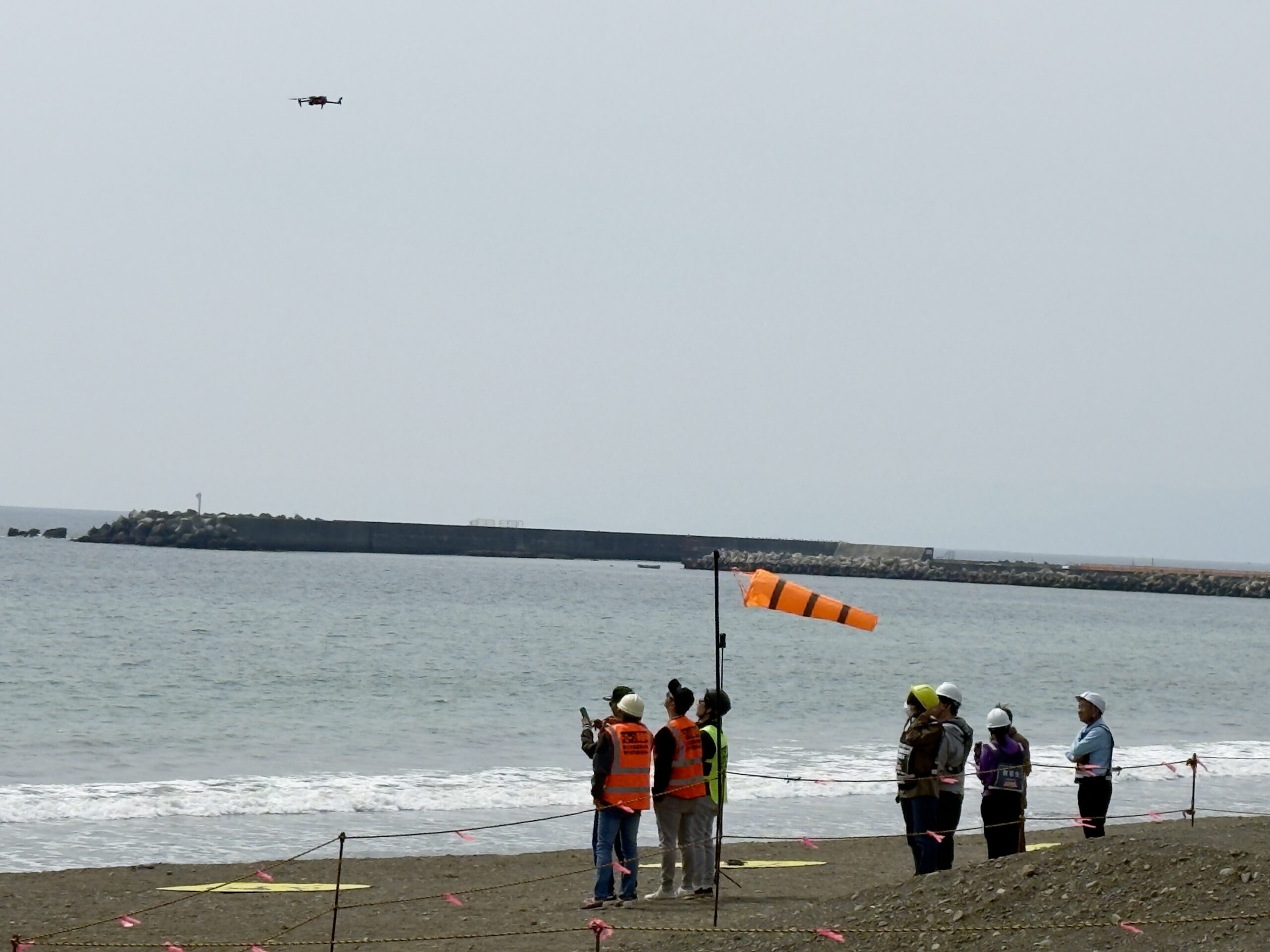 参加者が海辺で講習会に参加している様子